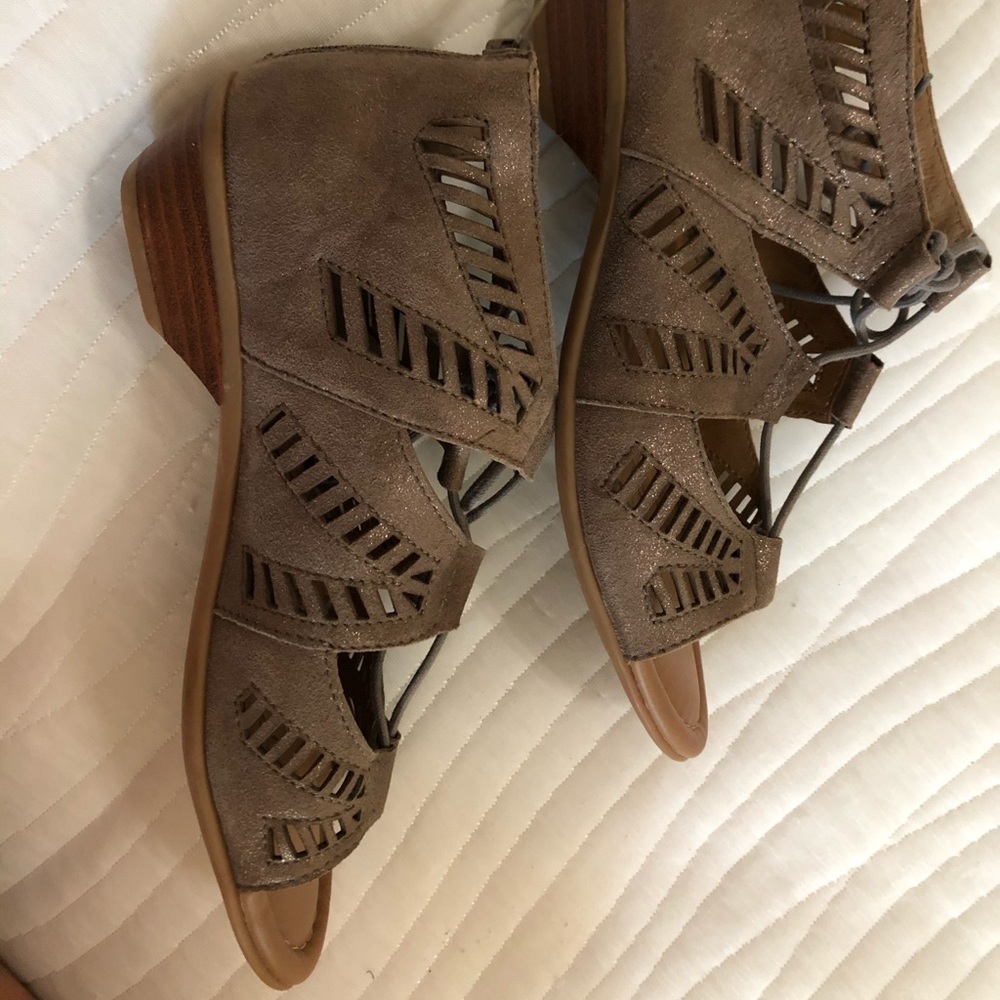 Women’s size 7.5 Comfortiva sandals